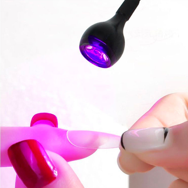 lampe uv pour pose américaine qui sèche un ongle avec sa lumière violette UV, fond d'image blanc