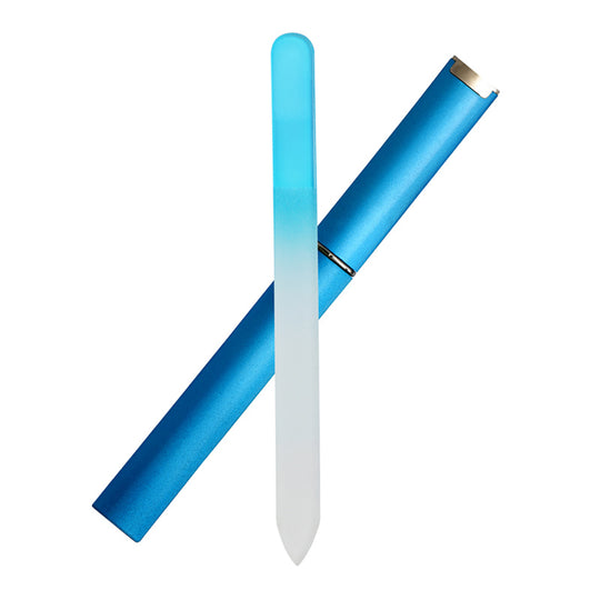 lime à ongle en verre bleu vue de face, avec son étui bleu qui est incliné derrière, fond blanc