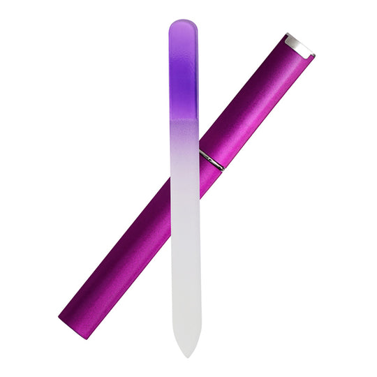 lime à ongle en verre violette vue de face, avec son étui violet qui est incliné derrière, fond blanc