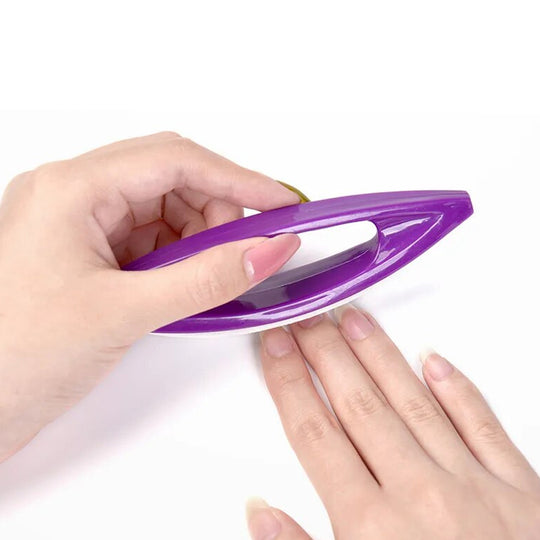 polissoir ongles peau de chamois utilisée par une femme pour faire briller ses ongles